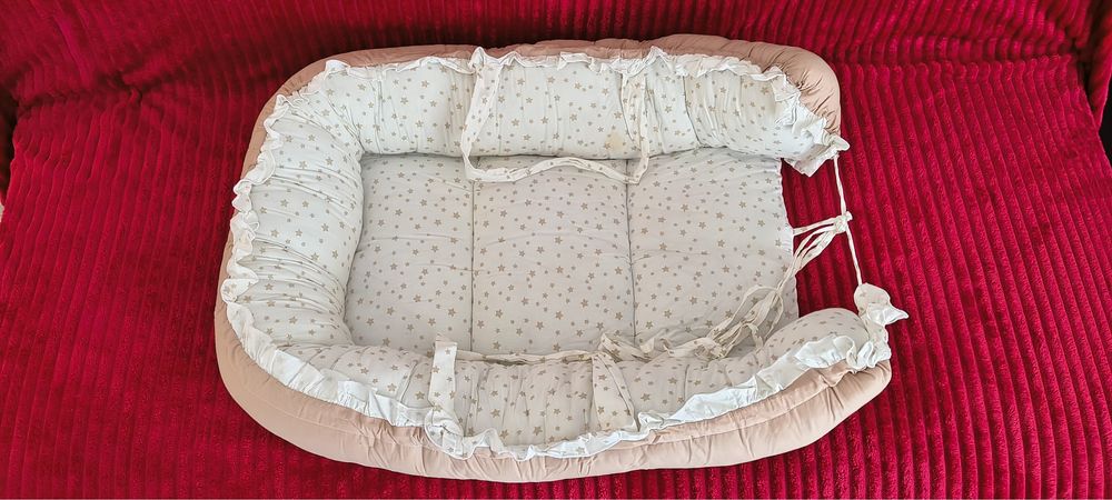 2 baby Nest-uri si o pernă pentru alăptare