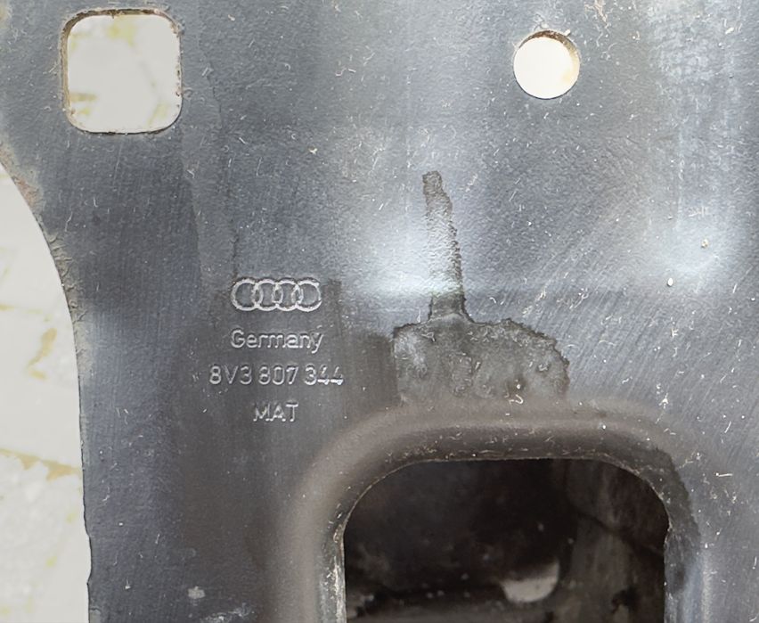 Задна греда AUDI A3 8V 8V3807313 8V3807344