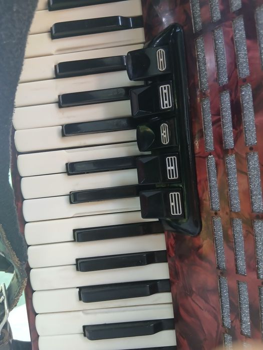 Vând urgent acordeon weltmeister stella negociabil