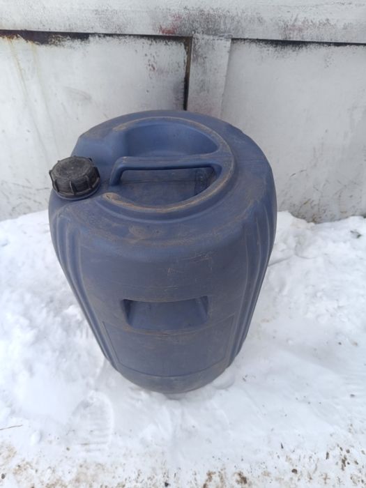 Канистры по 50 литров.