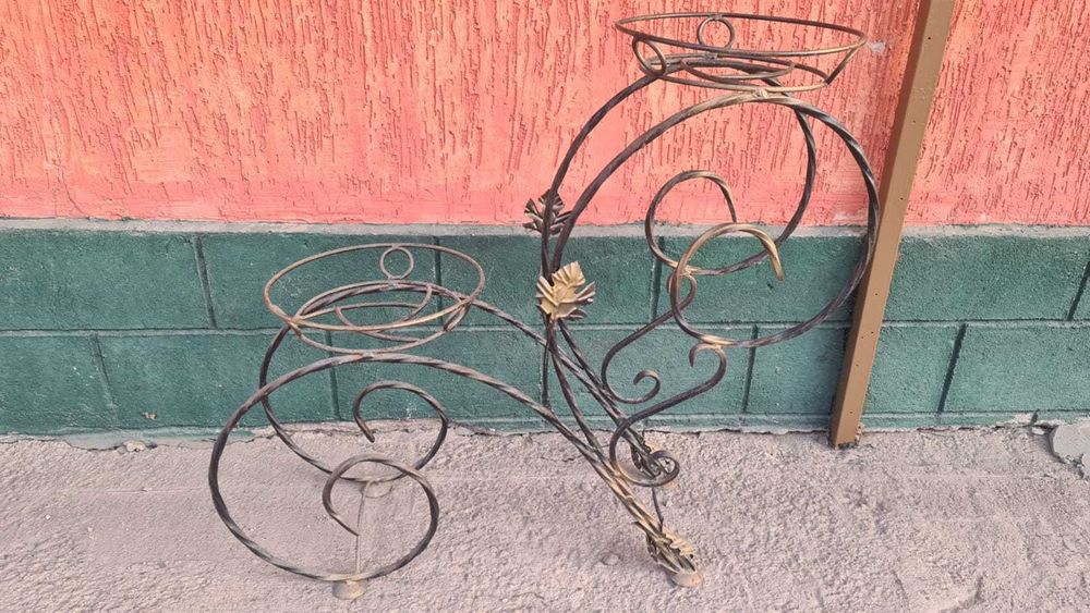 Кованая подставка для цветов