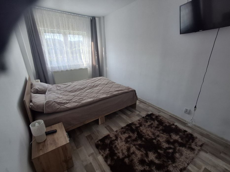 Inchiriez apartament trei camere zona centrala
