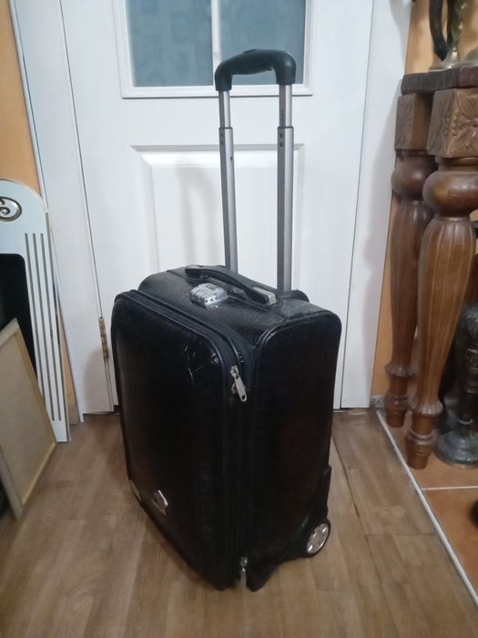 Чемоданы . Распродажа .