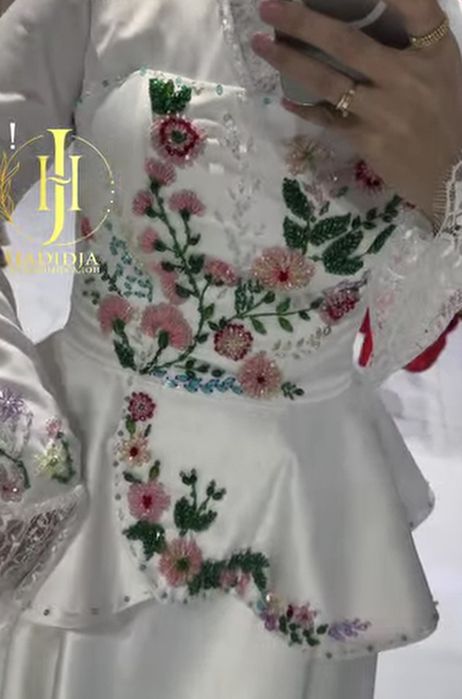 Национальное платье с вышивкой
