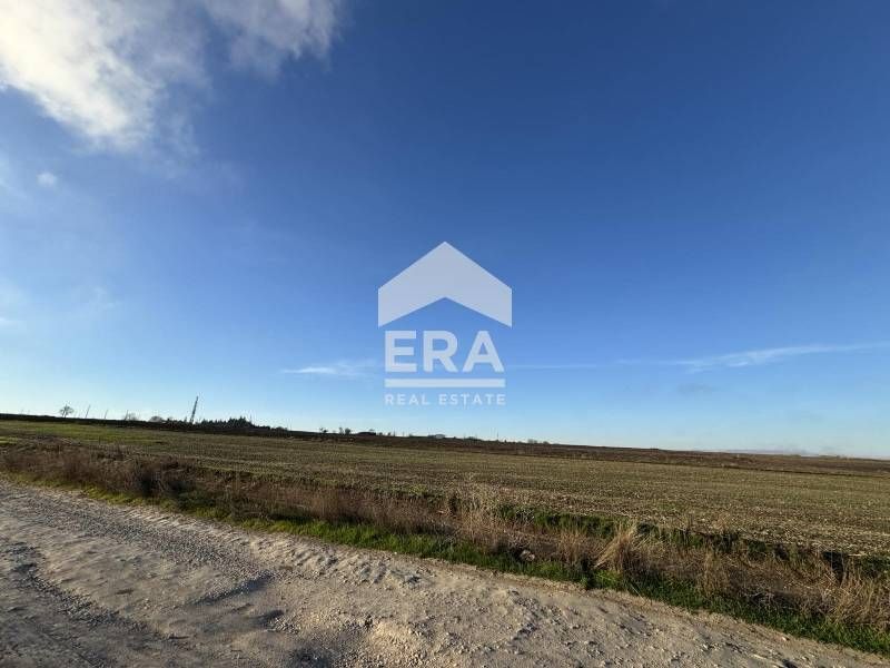 Парцел с морска панорама, разположен в близост до главен път Варна - К