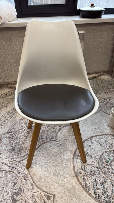 Стол со стульями в комплекте