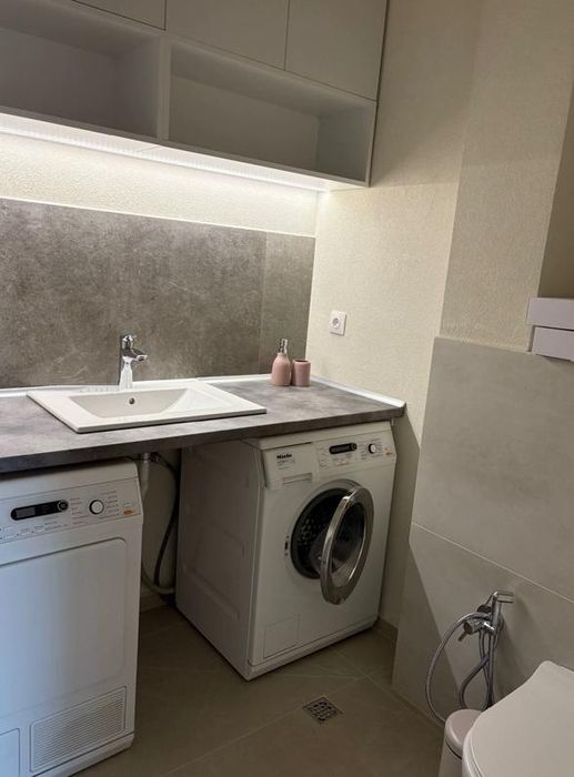 Дава се под наем Тристаен апартамент в София, Хладилника - 100 кв.м за 1395.36 € - Снимка #7