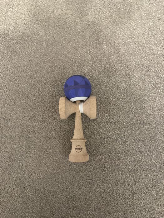 Kendama Sweets GEMSTONE Sapphire – AntiSkid 2.0 (nouă)