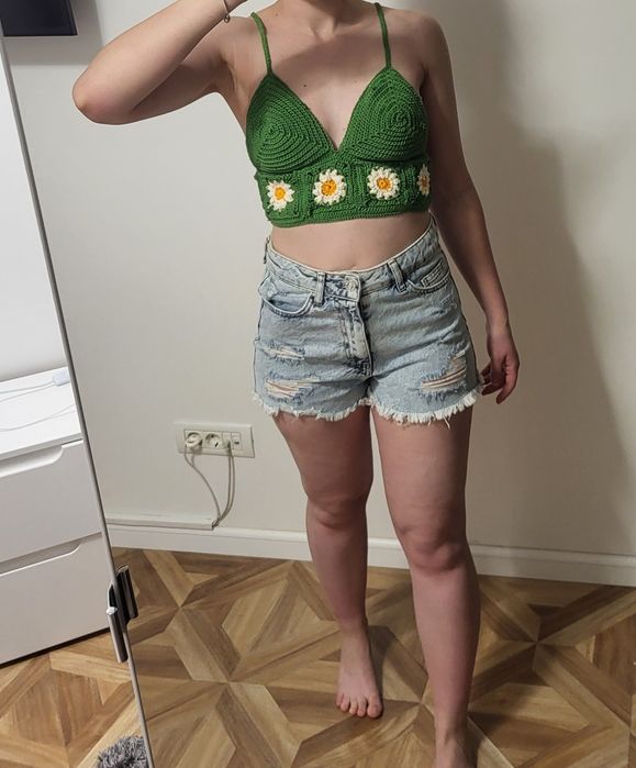 Top crosetat cu flori