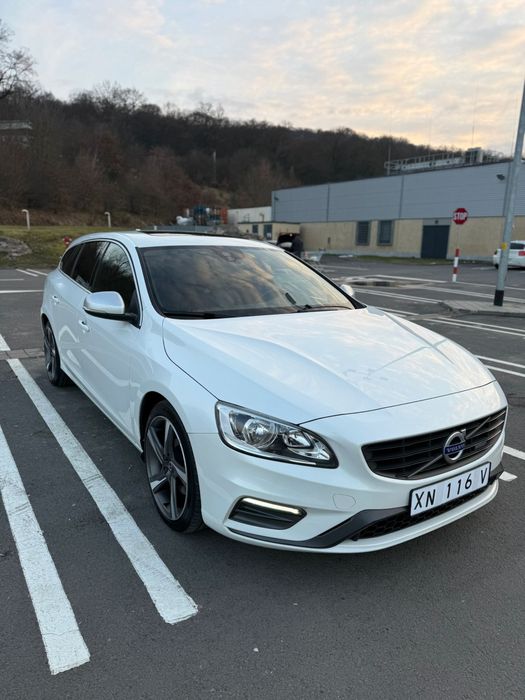 Volvo V60 R-Design 2.0 5 Cilindrii Alb Perlat  Incalzire scaune Trapa