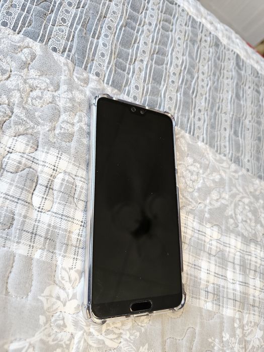 Продавам Huawei P20 pro изпратен  към клиент!