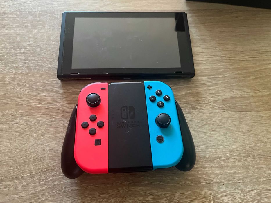 Nintendo Switch 1 в комплект с игри и калъф, като нов