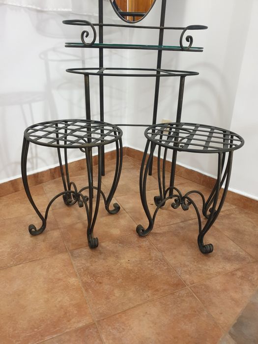 Тоалетка със стъклена основа и огледало от ковано желязо