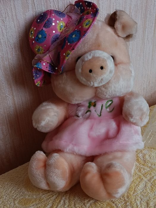 Мягкая игрушка Хрюшка для малышей,в шапочке и юбочке ,красочные