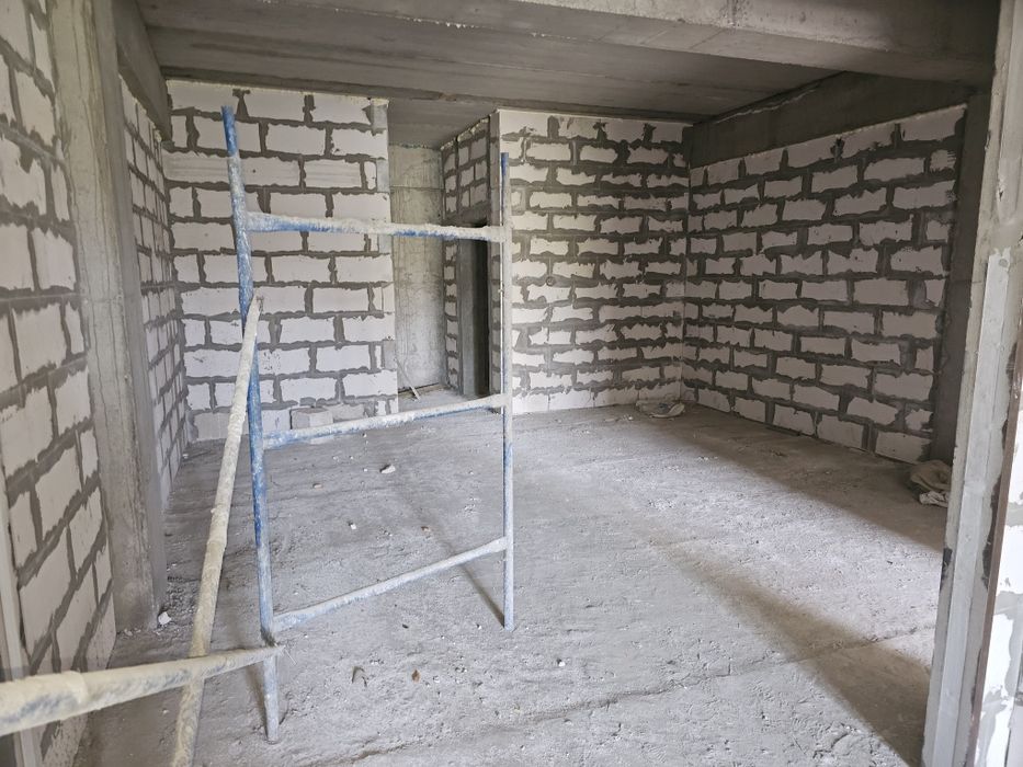 Янги курилган домда квартира сотилади!