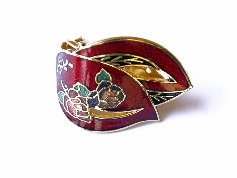 Брошка - за дами