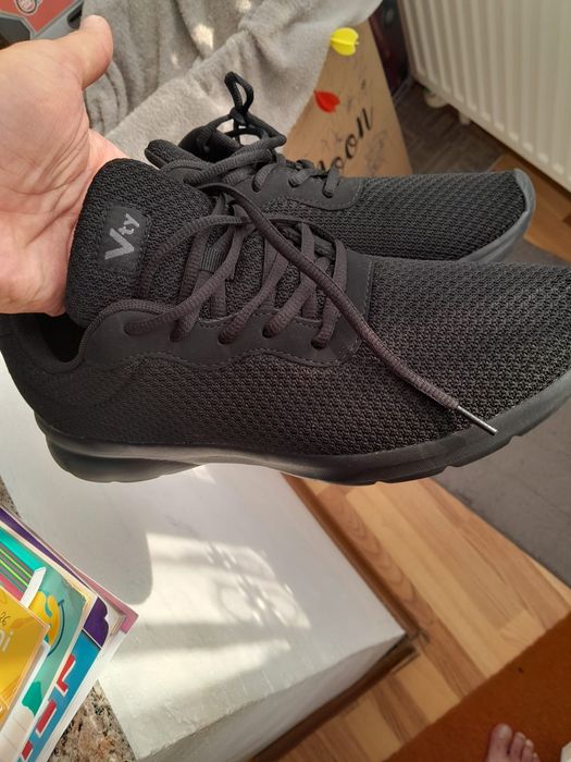 Adidas 42  noi.  Adidasi