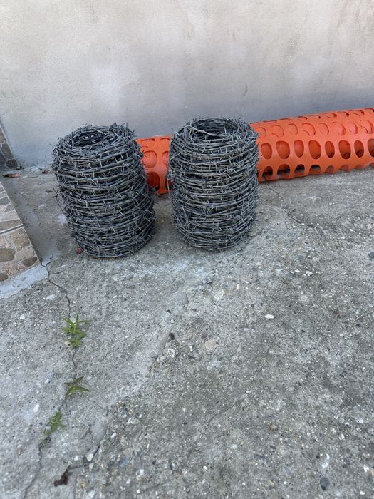 Vănd 2 role de sărmă ghimpată și o rola de plasă  gard