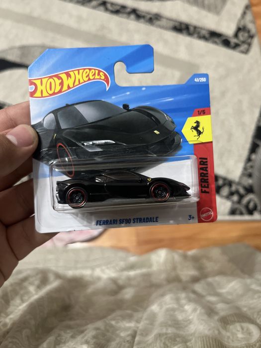 Продам четыре машинки Hot Wheels