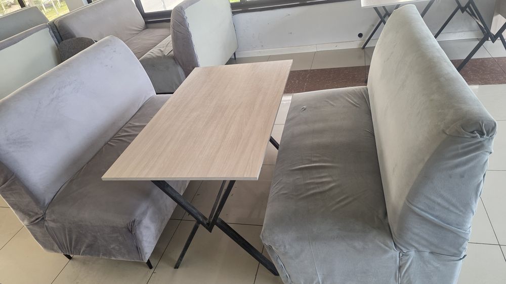 Продам стол и диван для кафе