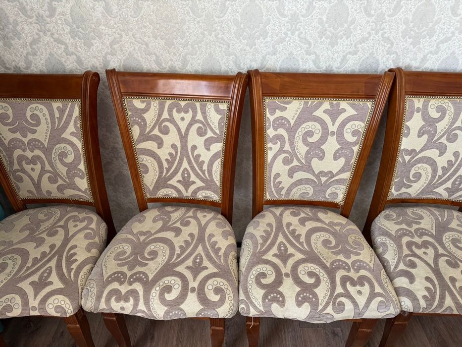 Продом стол со стулями