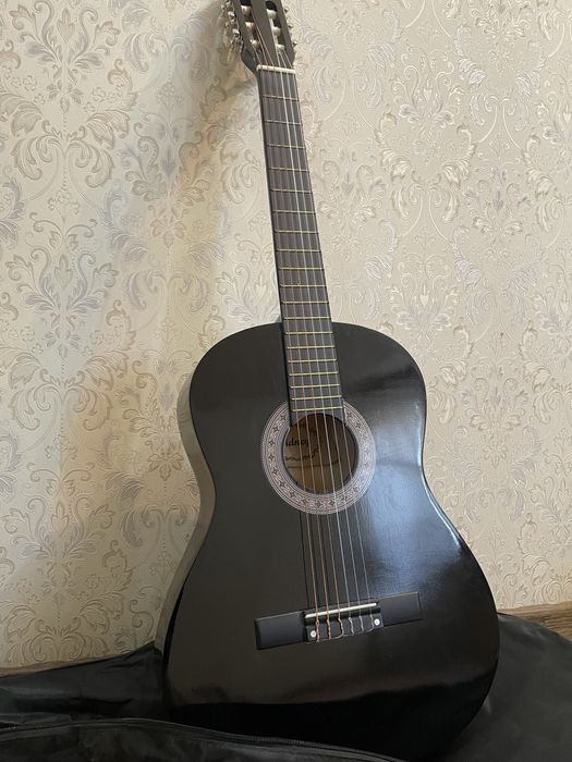 черная гитара Sidney