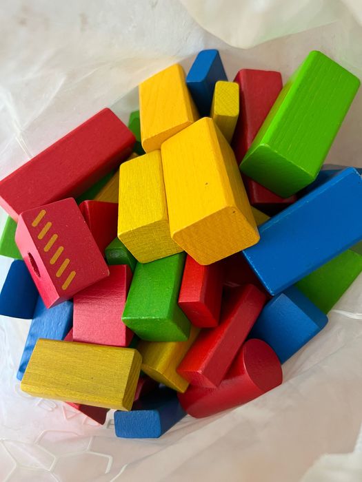Домино и още дървени цветни кубчета