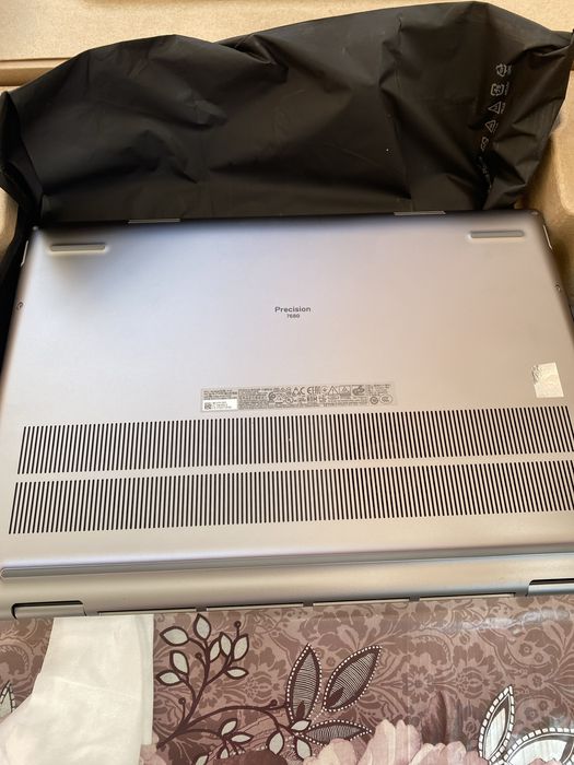 Продавам лаптоп Dell  чисто нов