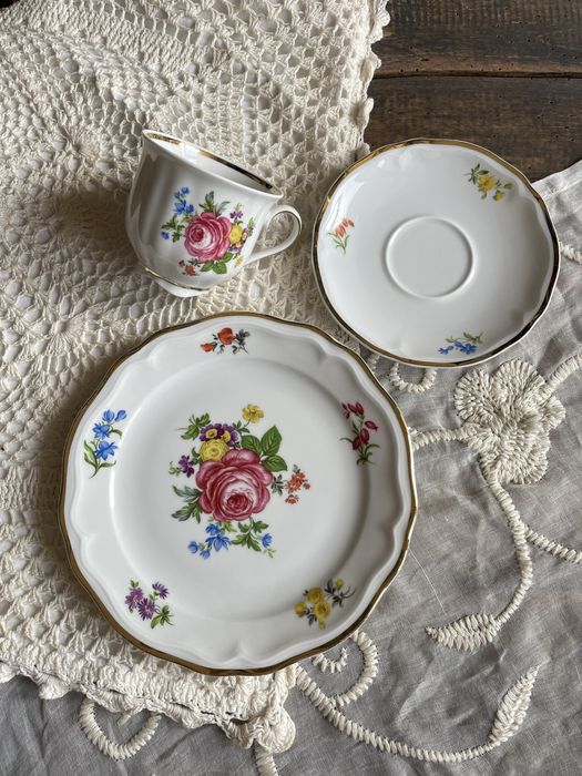 Порцеланови чаши с цветя