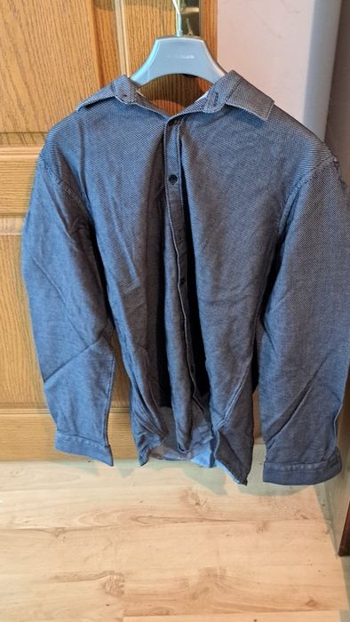 Продавам Официални Мъжки ризи

1. риза л цена 20лв
2.риза цена 40лв 2х