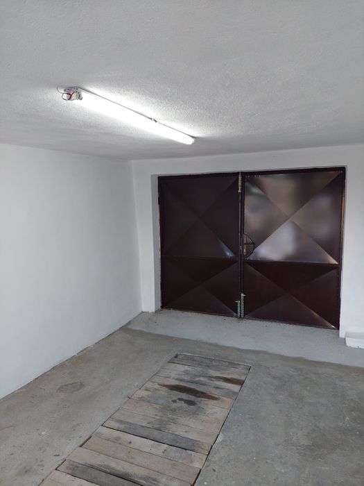 Дава се гараж под наем в Шумен , до Педагогически Институт, над ВиК.