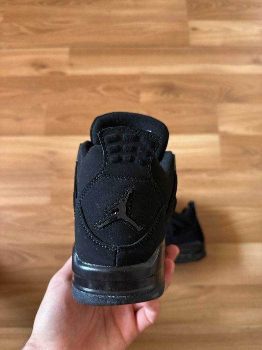 Sneakers Jordan4 cu eticheta (nu Nike, Gucci, Adidas, Balenciaga)