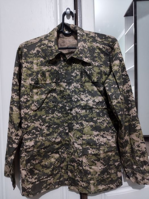 Военные куртки и рубашка