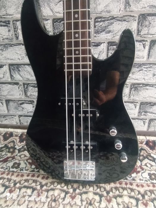 ARIA ekshen bass gitara