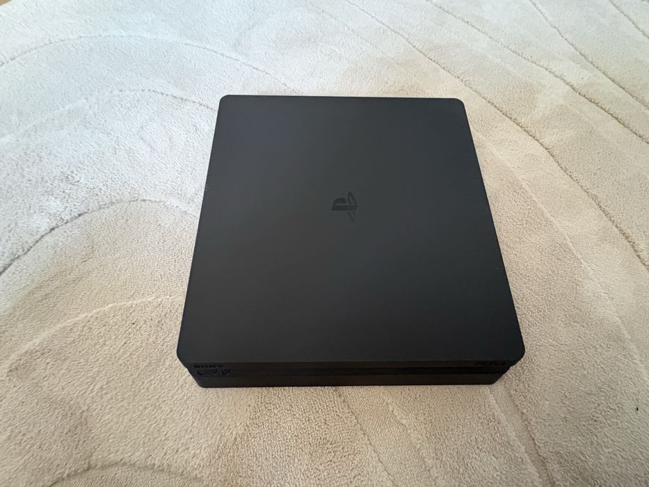 Vand consola PS4 + 2 controlere + 500GB