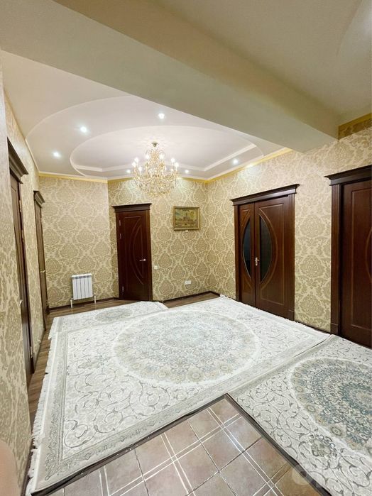 3 ком. Квартира 180 м2. Ор-р: улица Нукус