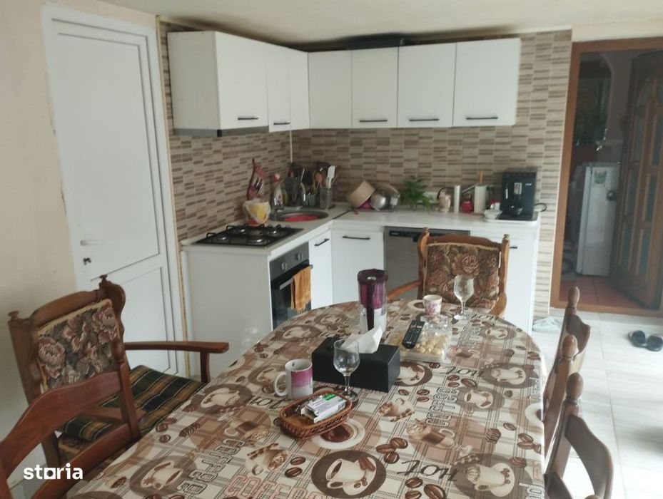 Vand casa complet utilata ,zona Damila