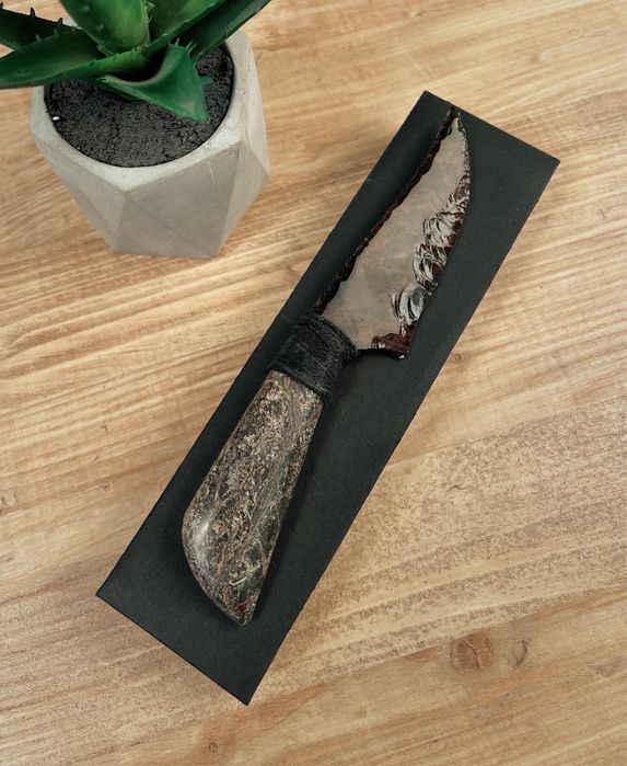 Ножове от обсидиан и оникс в древен стил