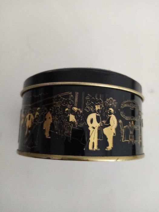 Ретро метални кутии за съхранение и колекция.