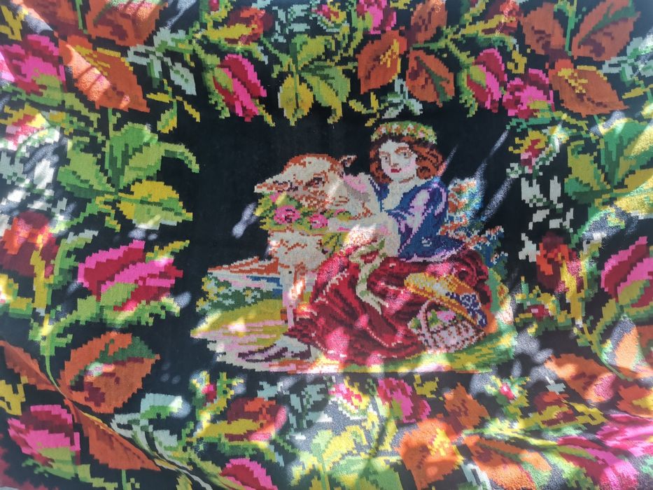 Vând covor de lână tradițional vechime 100 de ani "Fata cu mielul"