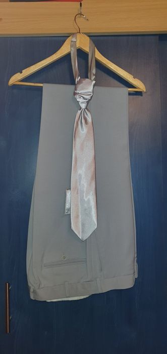 Costum  gri  de foarte buna calitate