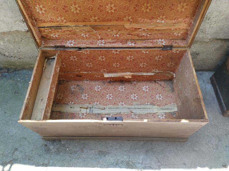 Стара ракла зачеиза!Прилично запазена.