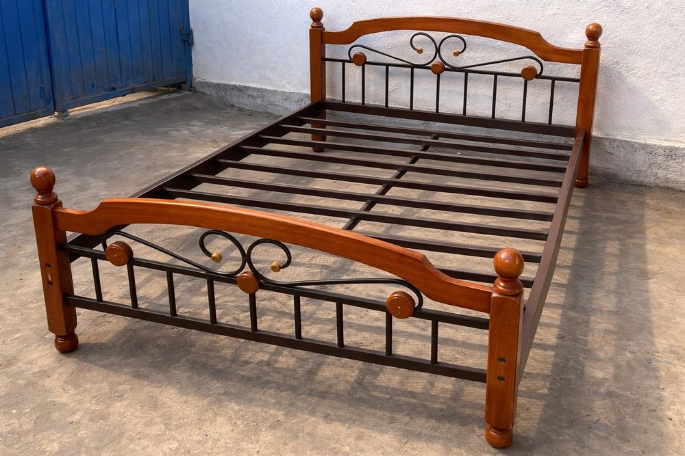 Кровать дерево металлическая
