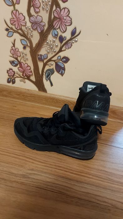 Adidasi nike aproape noi
