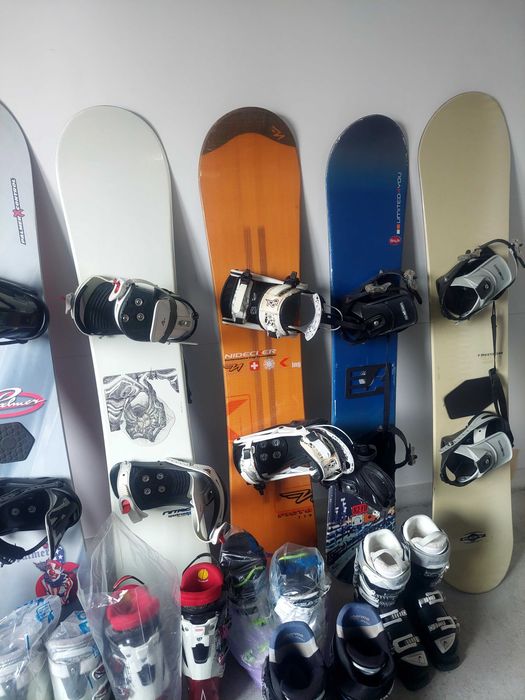 Vând Schiuri, Clăpari, Plăci, Bețe, îmbrăcăminte, etc.