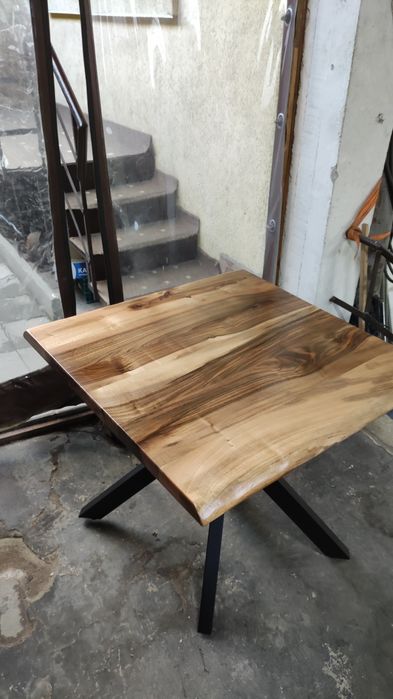 Маса от масив орех с метални крака