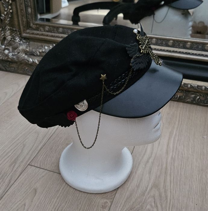 Черна шапка с златен кръст