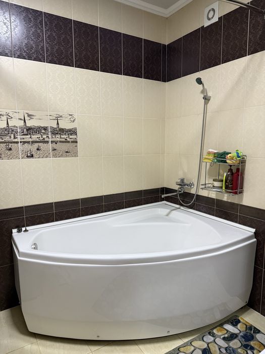 Продаетя ванна угловая в хорошем состоянии