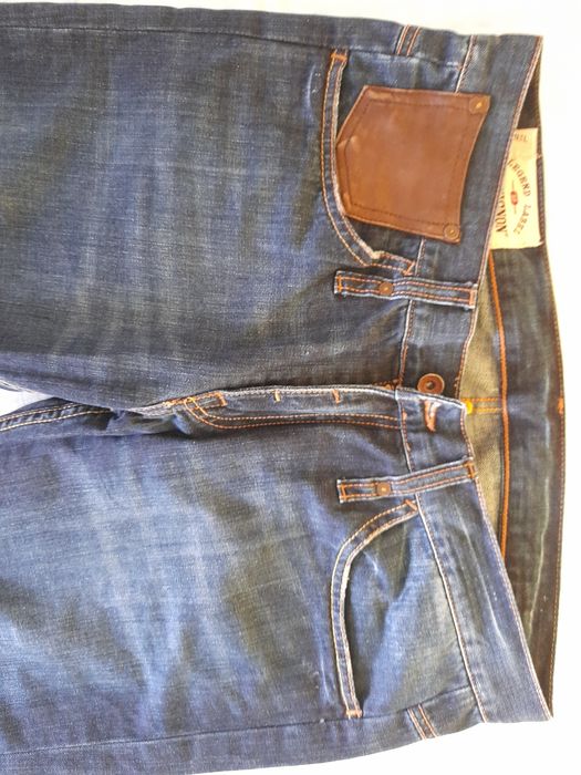 Продавам мъжки дънки с права кройка