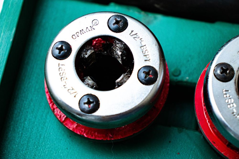 Набор для нарезки резьбы труб Ермак